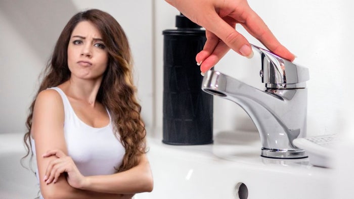 Llave sin agua - mujer molesta
