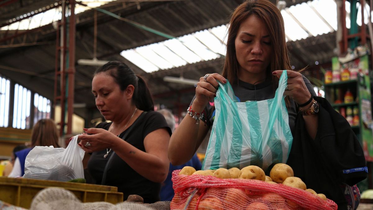 Mujeres comprando papa en Corabastos