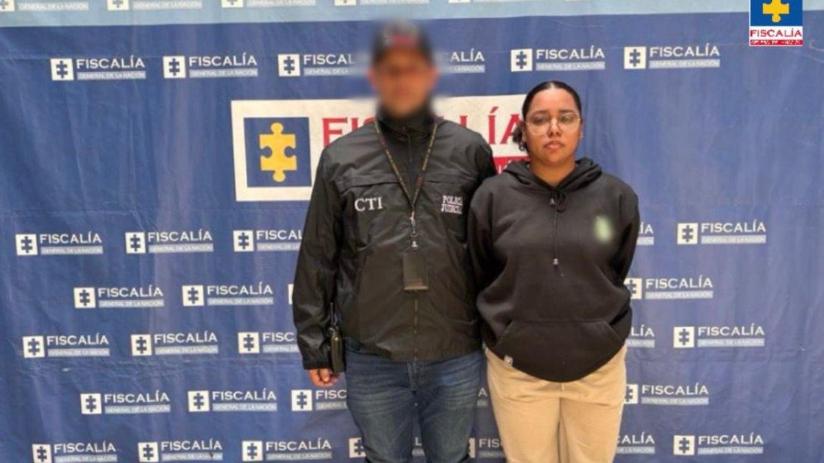 Mujer capturada por la Fiscalía en Medellín