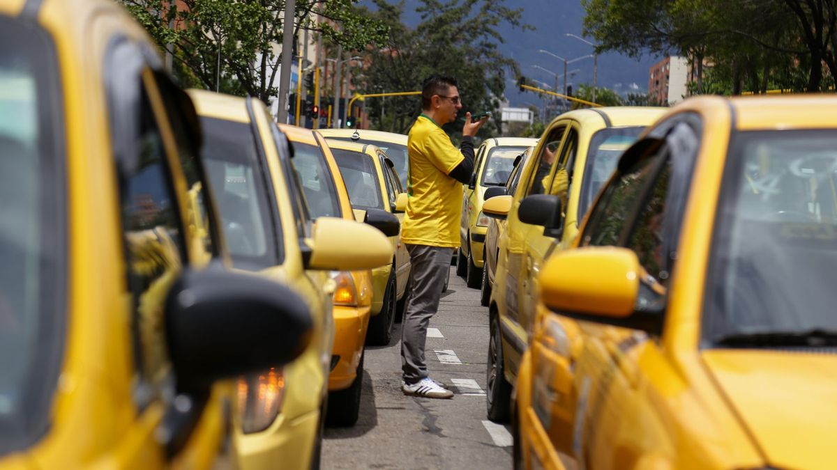 Taxistas parqueados en una vía de Bogotá