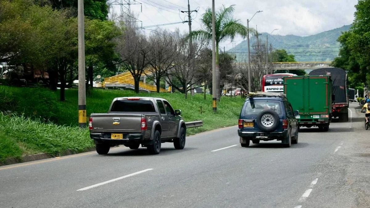 Vehículos movilizándose por vías de Antioquia