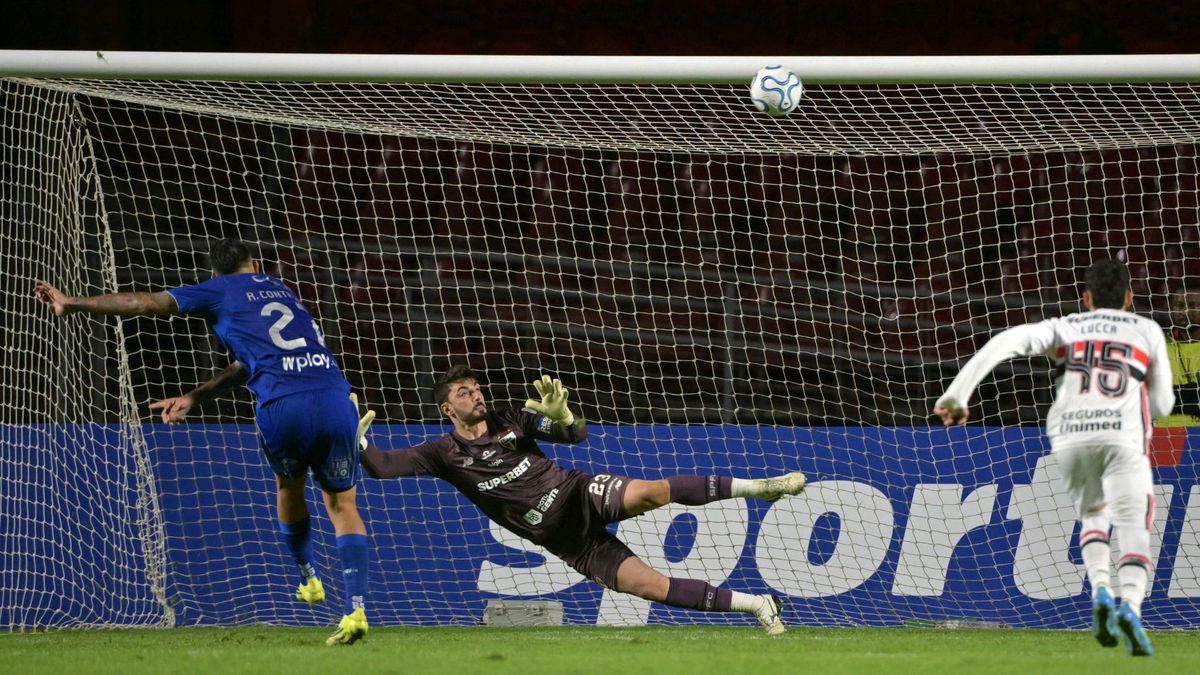 Rodrigo Contreras botando penal contra Sao Paulo