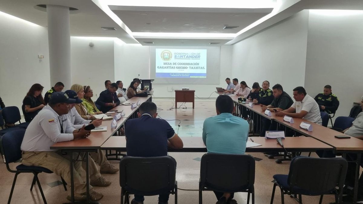 Reunión entre autoridades y gremios de taxistas de Bucaramanga