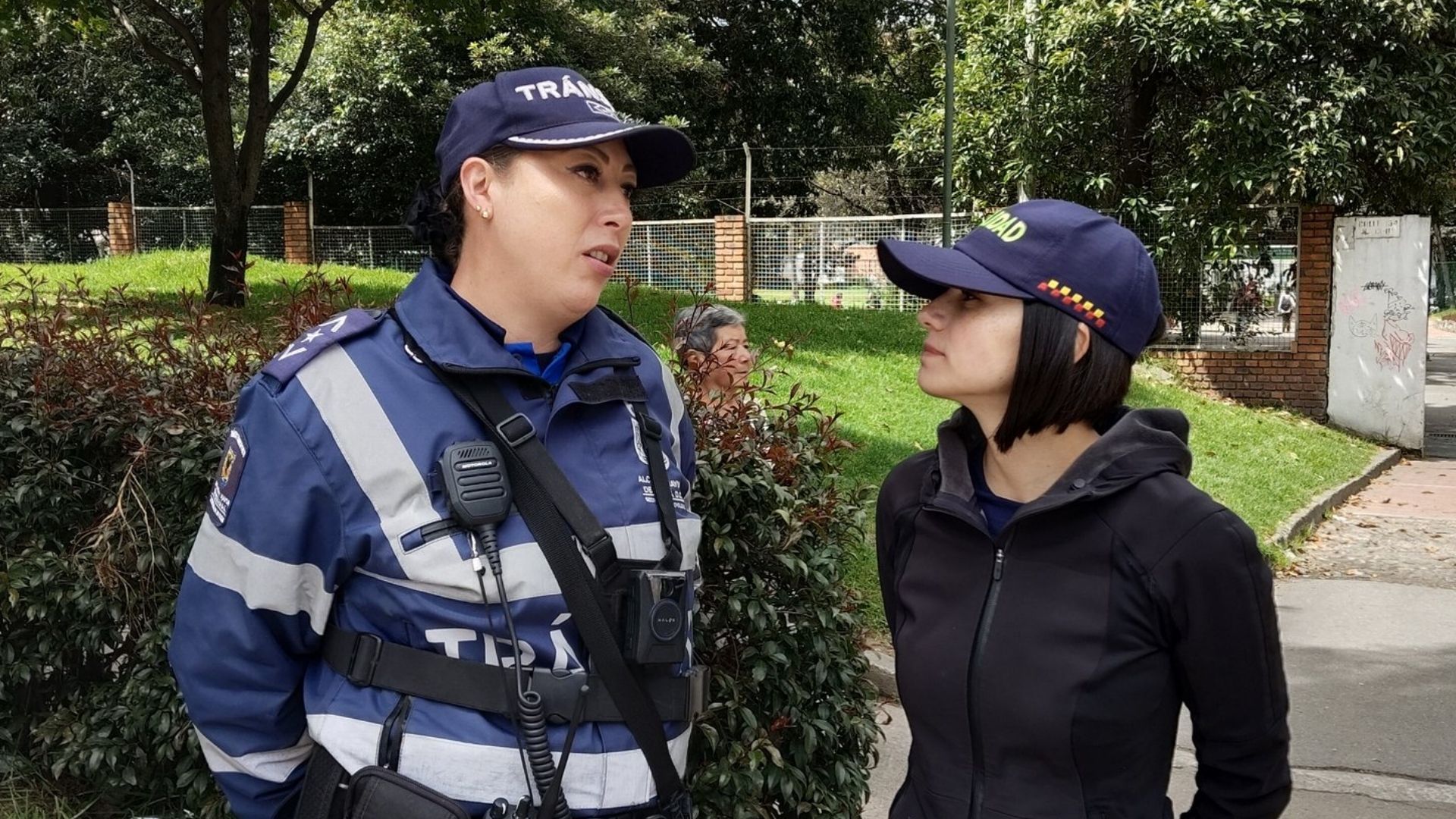 Denuncian que Movilidad puso 42 postes en una sola esquina