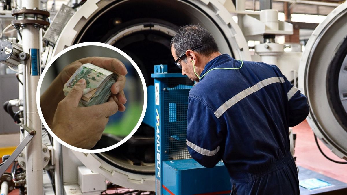Trabajador y billetes colombianos