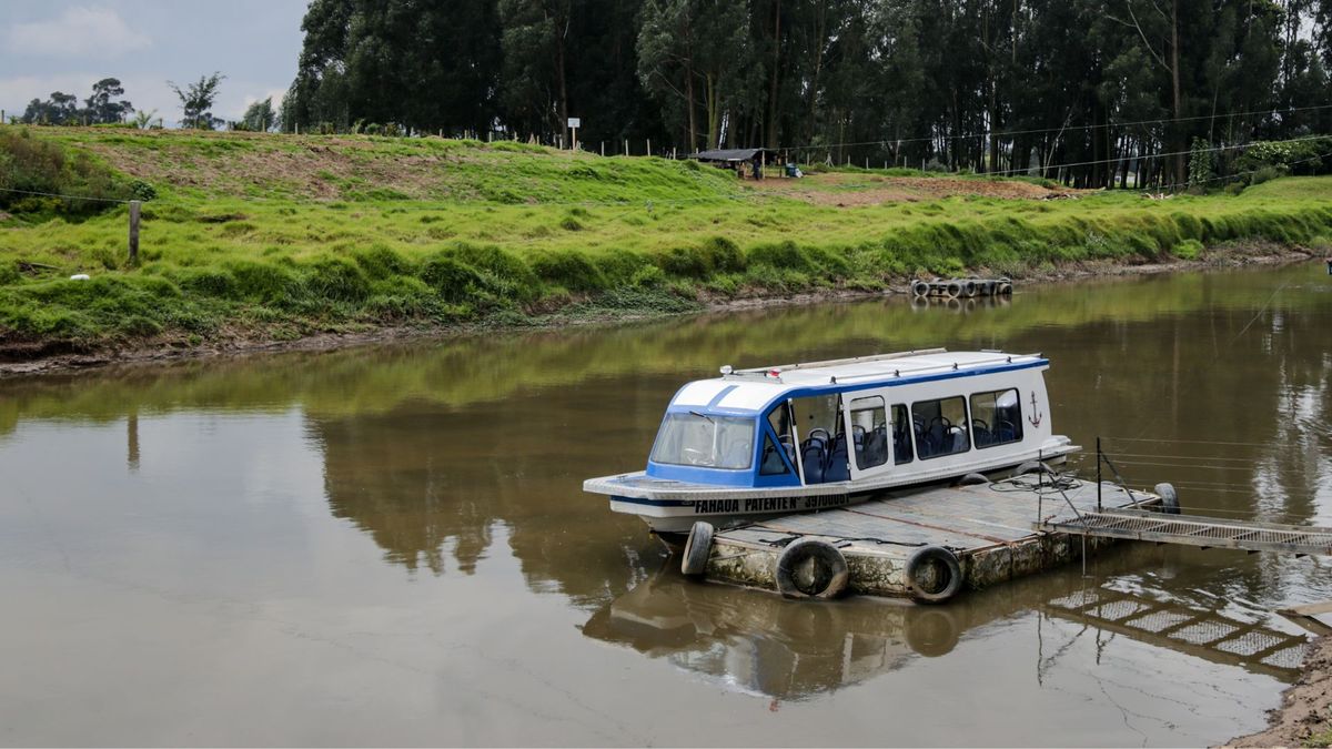 Barco navegando el río Bogotá