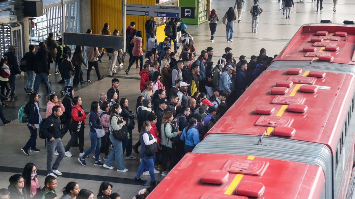 Personas subiéndose a un bus de TransMilenio