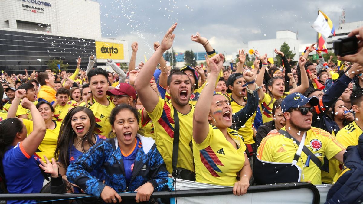 Hinchas de la Selección Colombia viendo partido en pantalla gigante