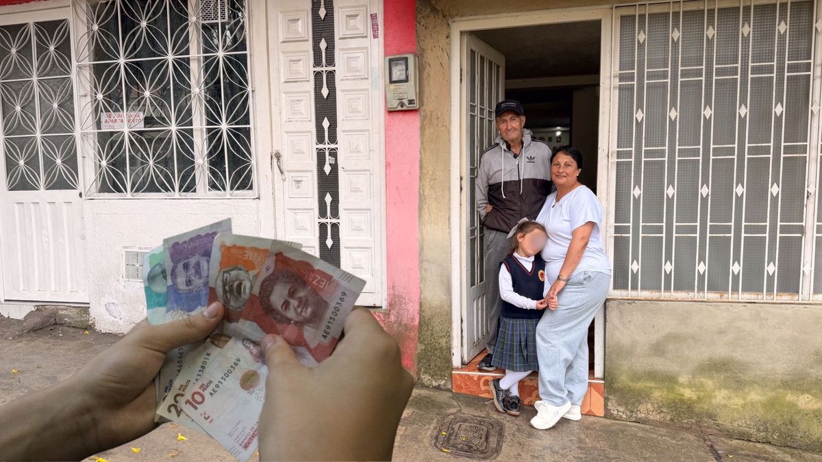 Ciudadanos parados en la puerta de su casa y mano con billeres colombianos