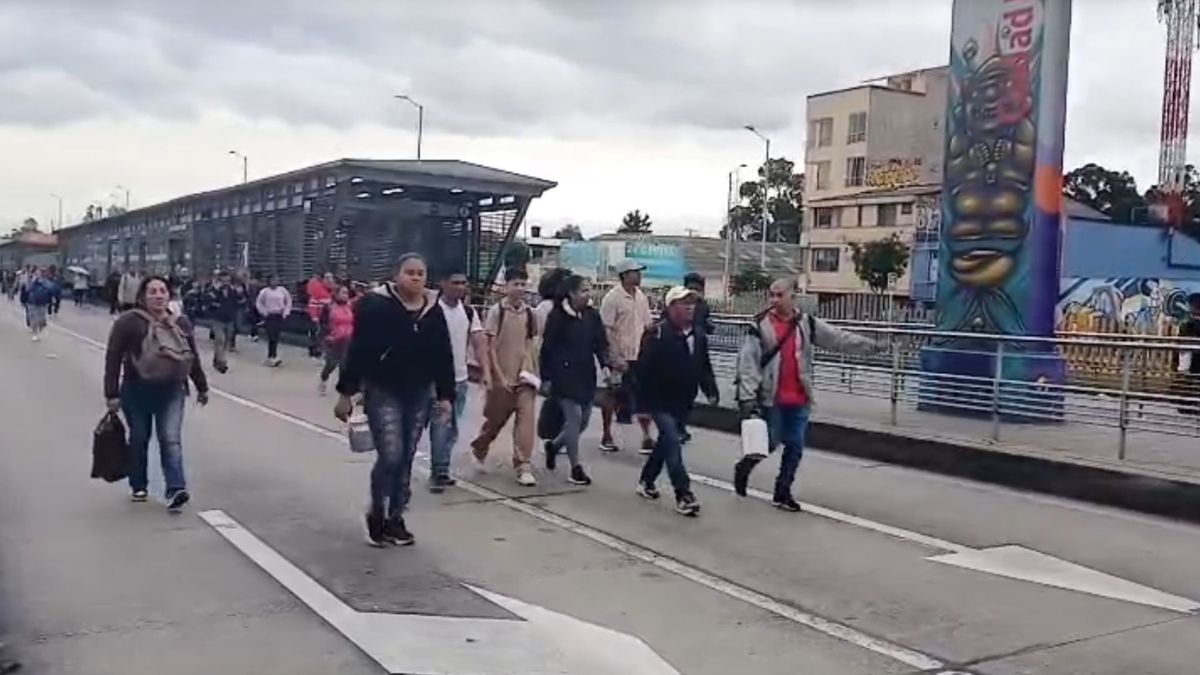 Ciudadanos caminando por los bloqueos en TransMilenio
