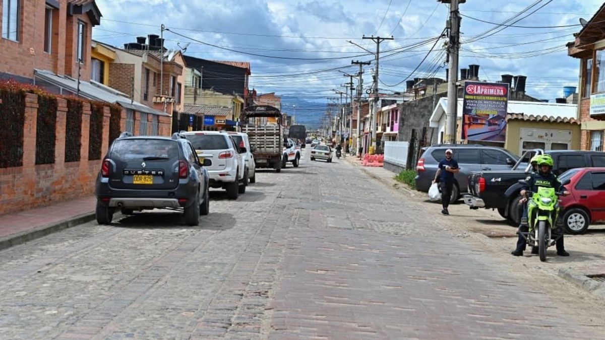 Carros parqueados en calle de Tabio, Cundinamarca