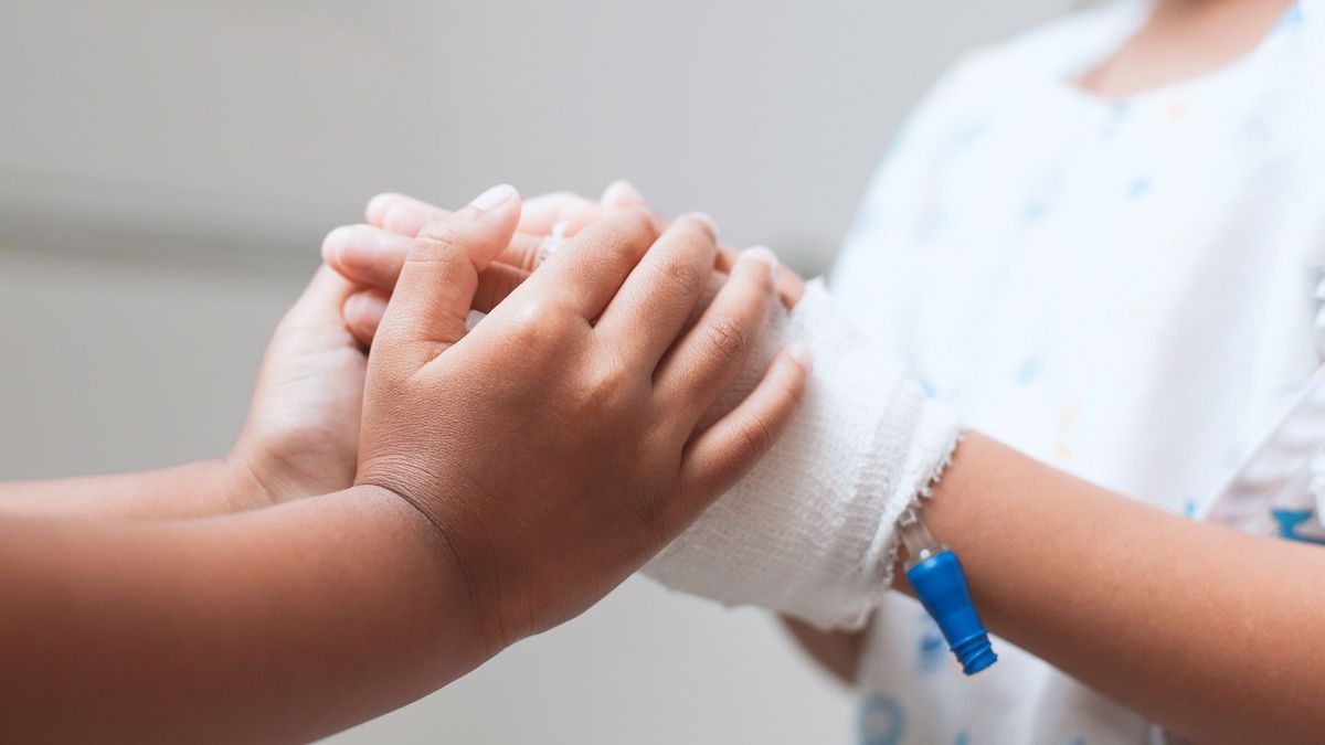 Mano de niño lesionada