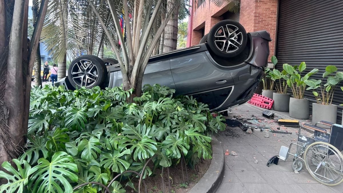 Carro cayó desde un segundo piso en el Club el Nogal