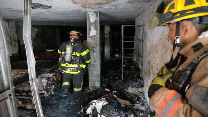 Bomberos de Itagui atendiendo una conflagración estructural