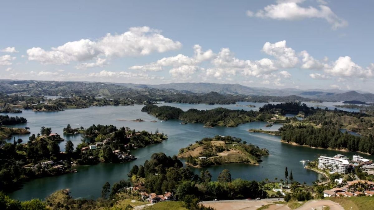 Misterio y angustia en El Peñol: turista desapareció en plena fiesta sobre un planchón tras caer al embalse