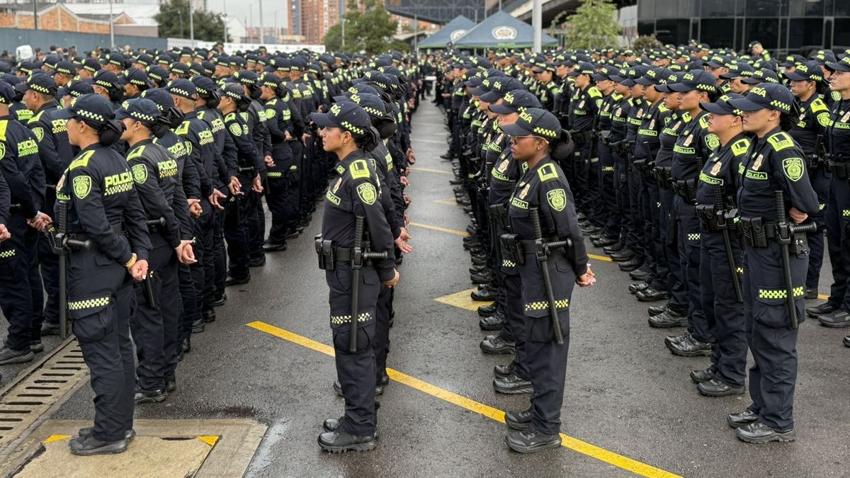 Policías formados en fila en Bogotá