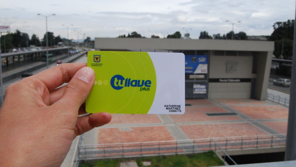 Persona sosteniendo la tarjeta TuLlave