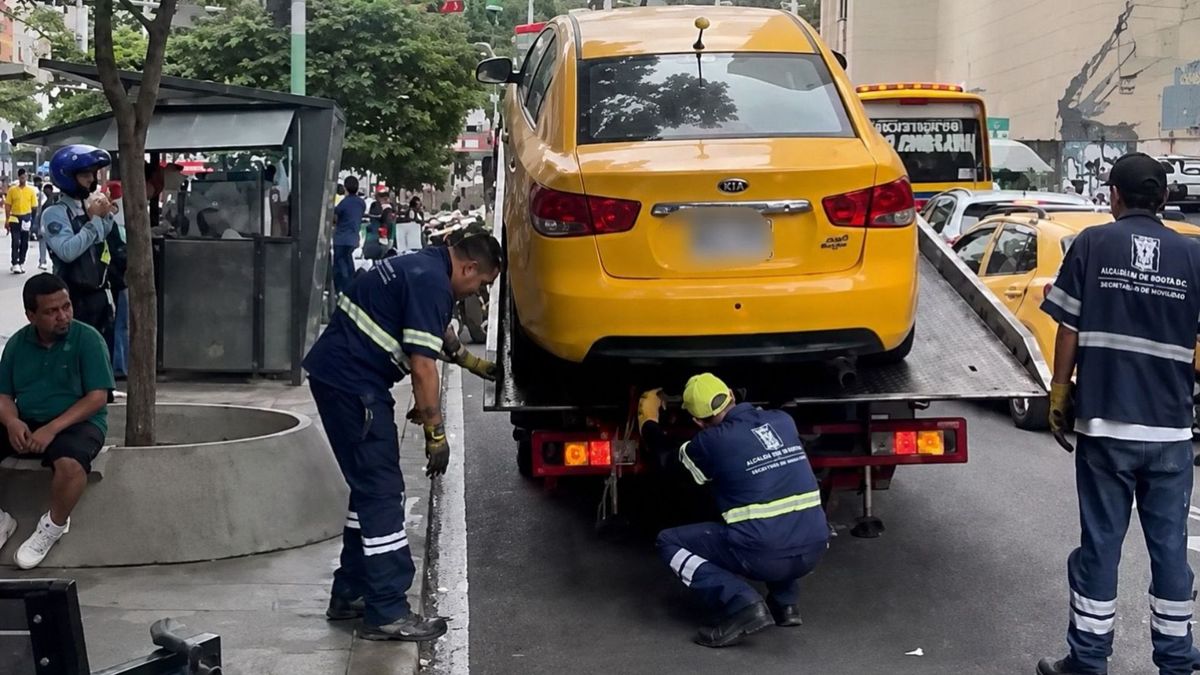 A taxista con licencia vencida lo pillaron en contravía de Metroplús en Medellín: Le impusieron cuatro comparendos