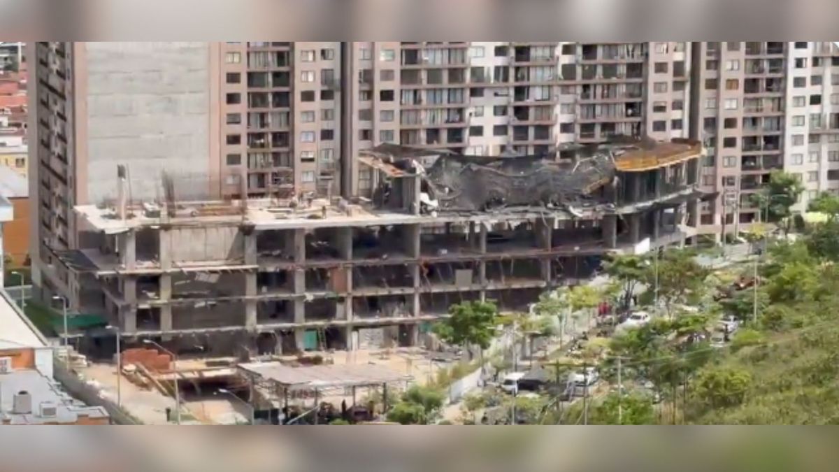 Bomberos rescataron a obreros tras colapso de estructura en construcción de Floridablanca.