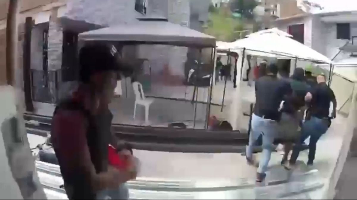 Pantallazo del operativo contra el grupo criminal " Los Chivos": allí un policía fue mordido por un perro