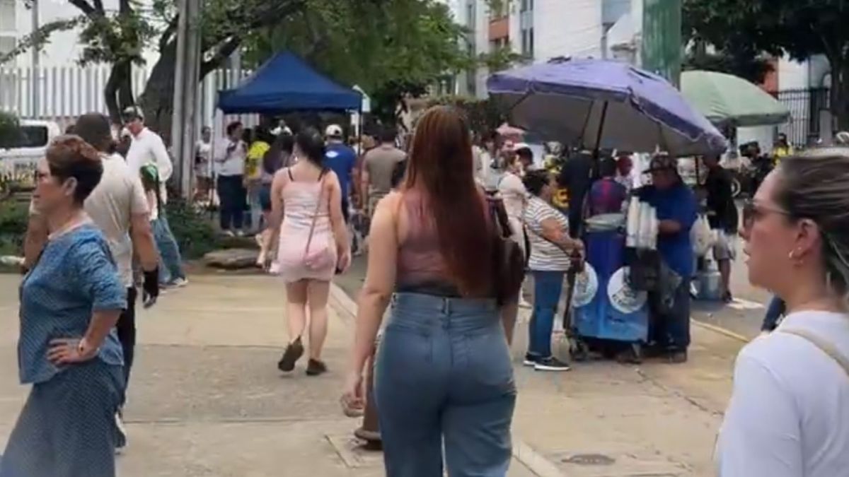 Ciudadanos en las afueras de los puestos de votación en Bucaramanga