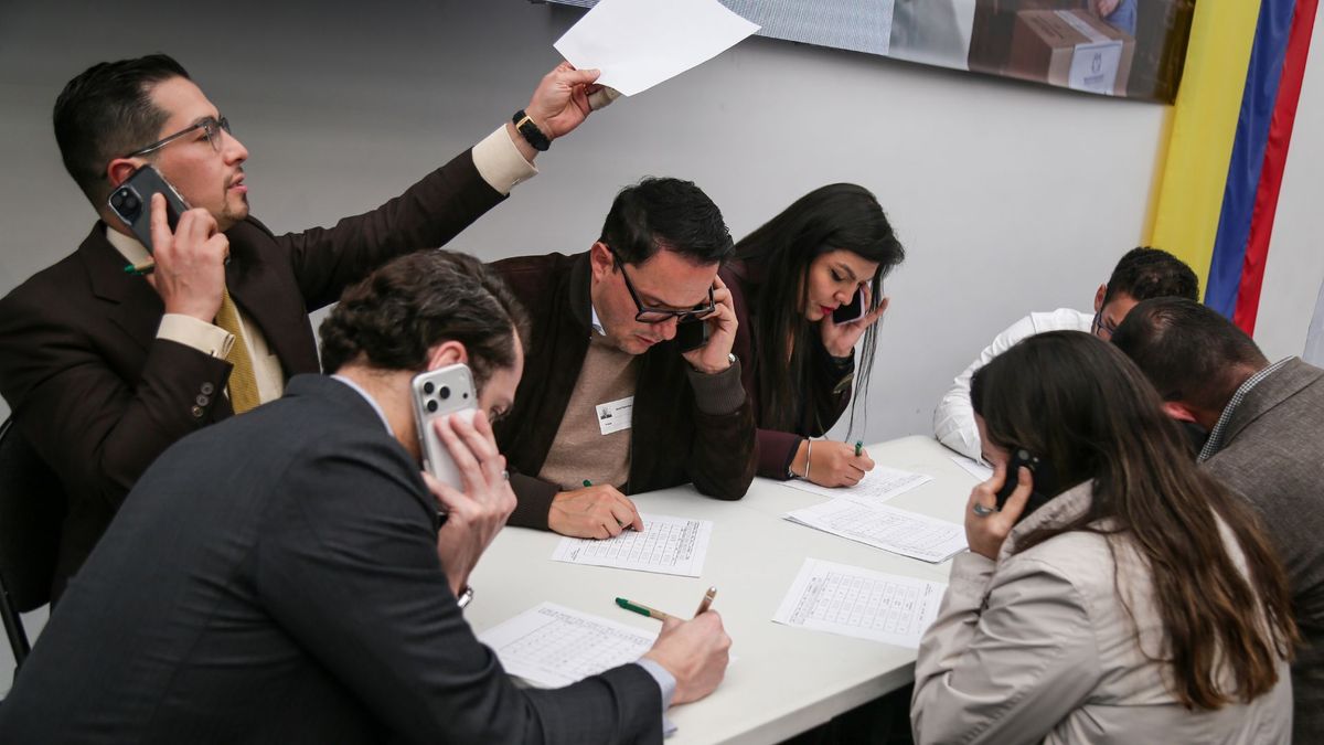 Jurados de votación haciendo escrutinio de votos