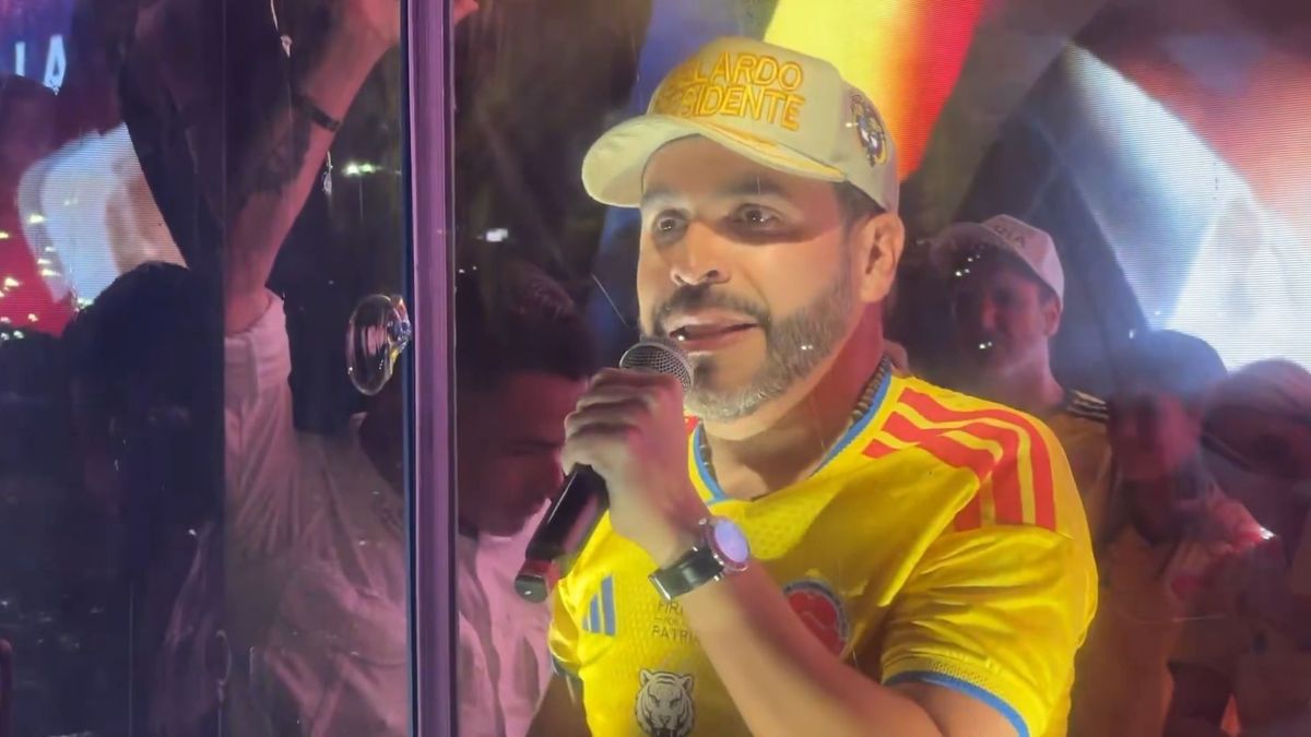 Abelardo de la Espriella con camiseta de Selección Colombia