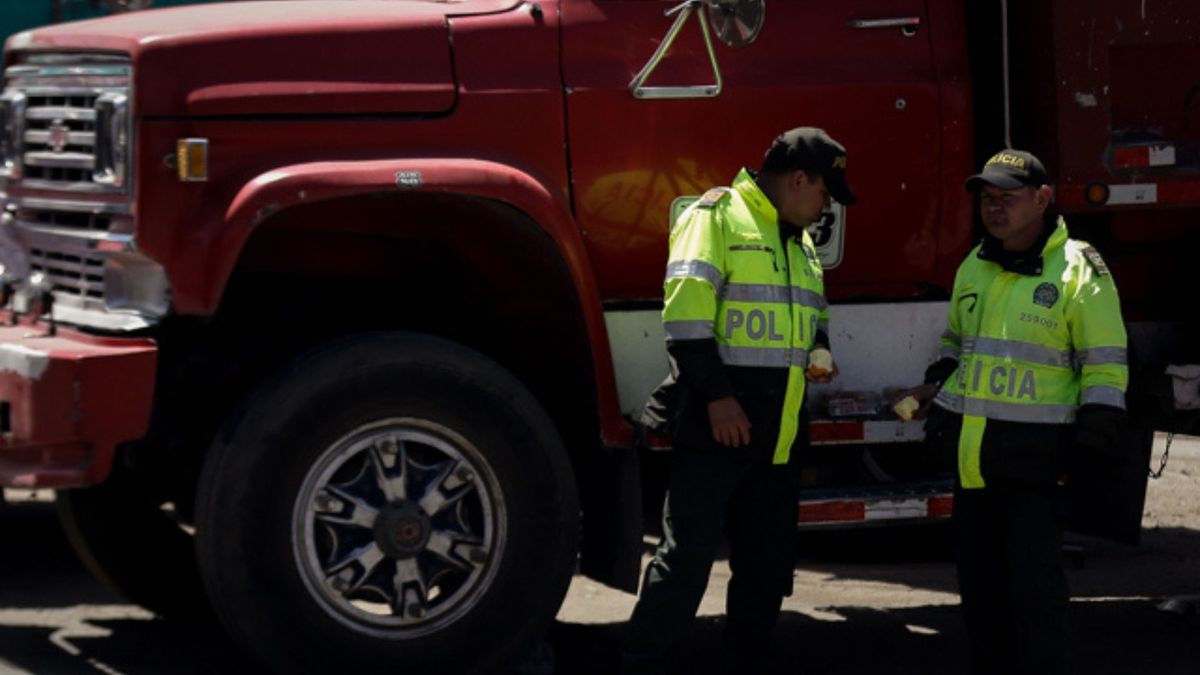 Policías revisando vehículo de carga