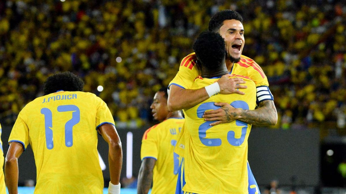 Luis Díaz y jugadores de Colombia celebrando un gol