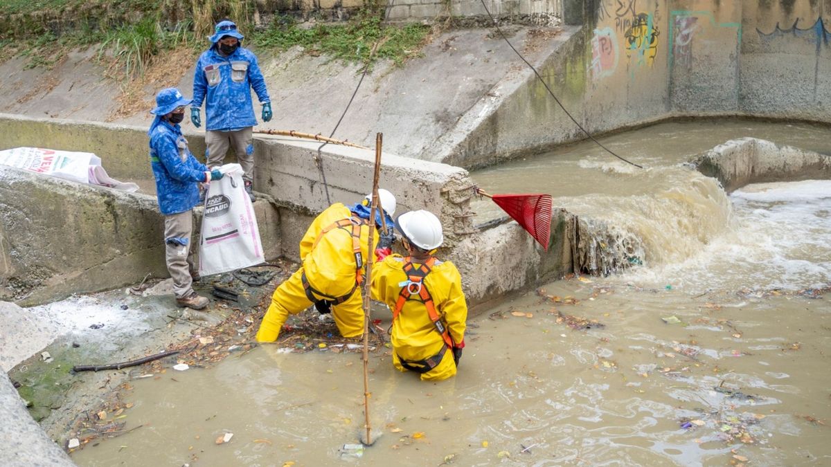 Aprovecharon el calor y se pusieron el overol: trabajadores intensifican limpieza de quebradas en Medellín