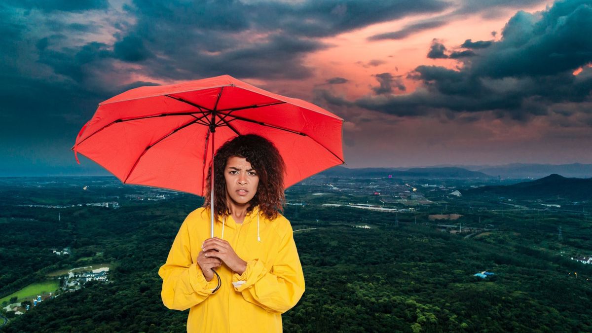 Mujer con sombrilla y de fondo una panorámica del estado del clima