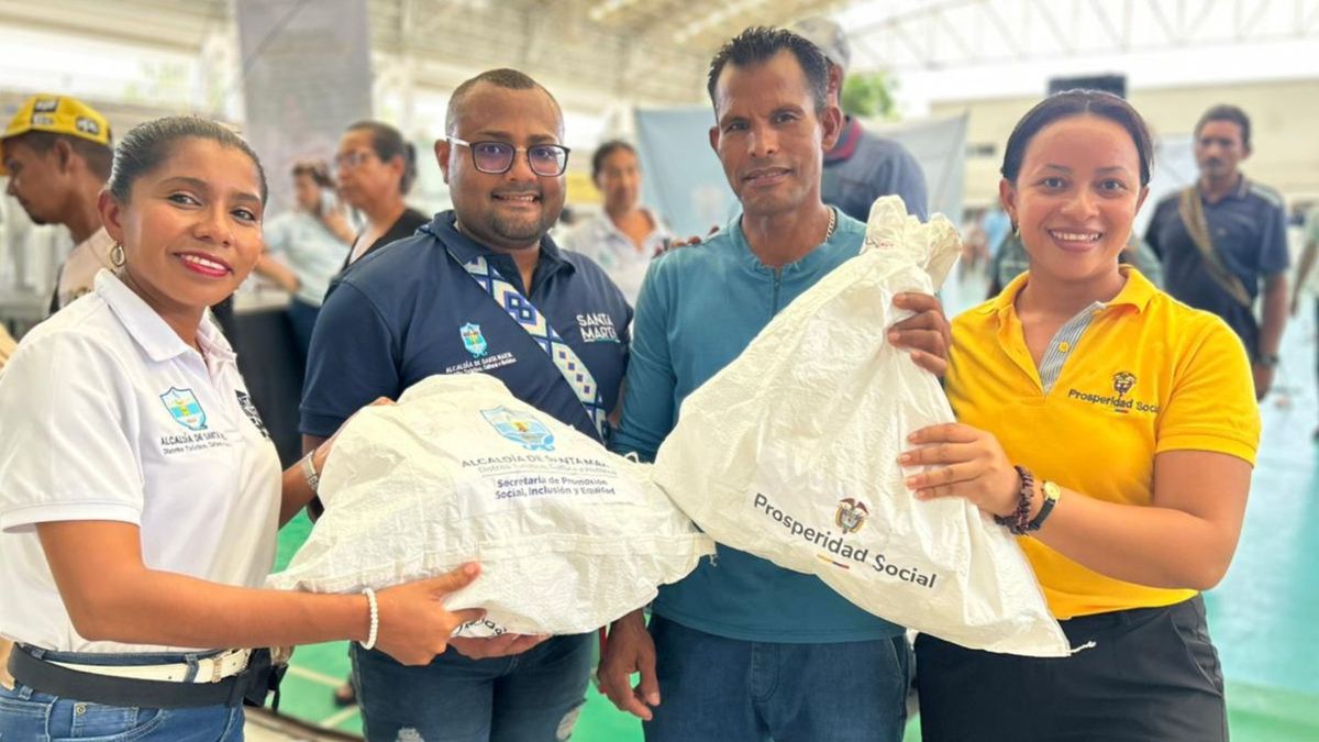 Entrega de ayudas humanitarias en Santa Marta