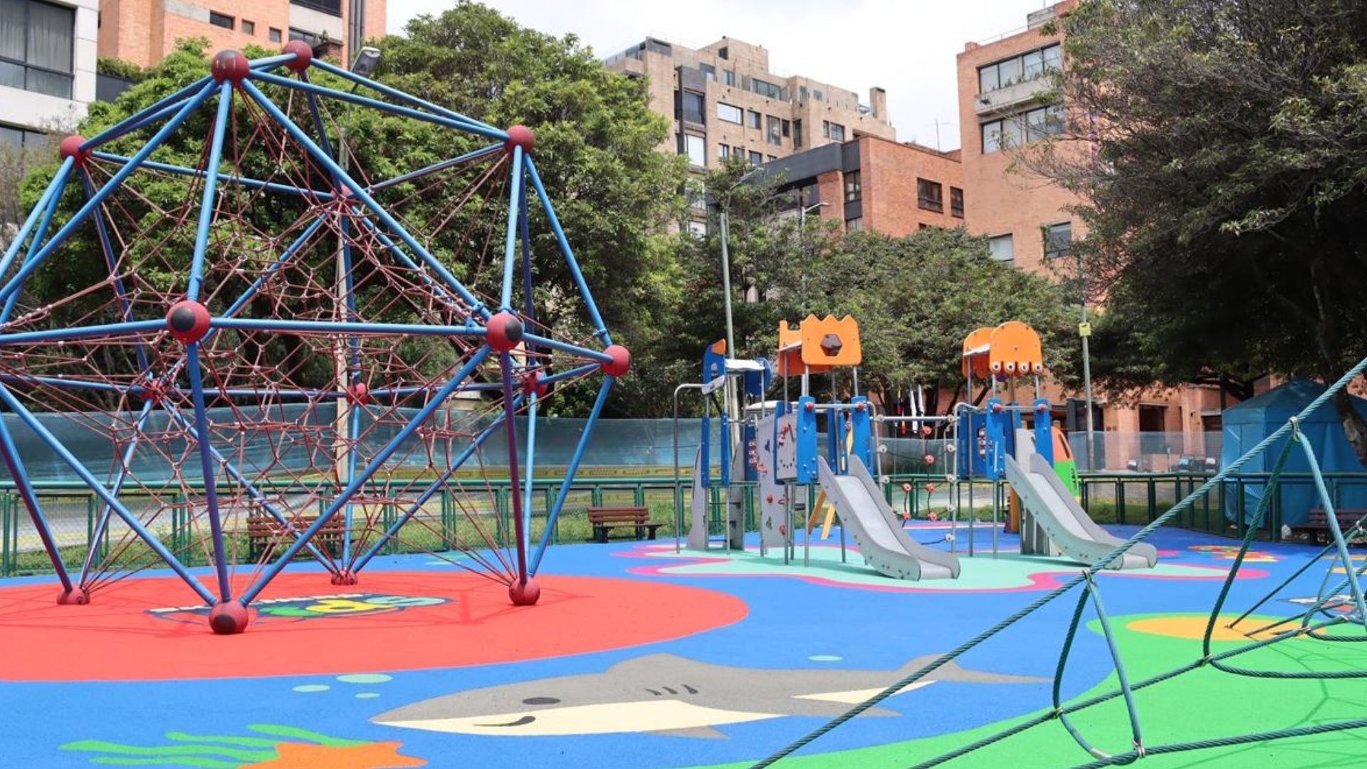 Riesgo en glorieta de Hogares material derramado por volquetas