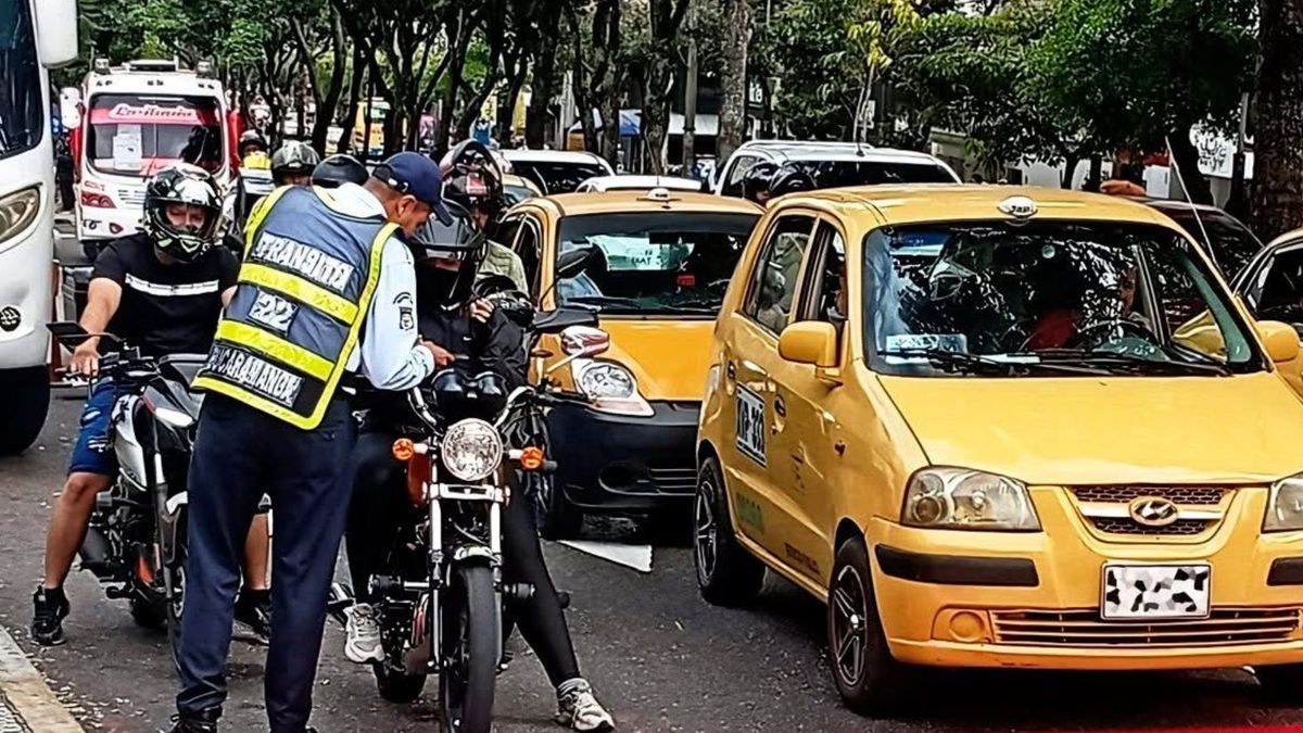 Movilidad Bucaramanga agentes de tránsito