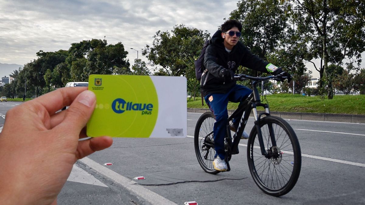 Tarjeta de TransMilenio y usuario de bicicleta en Bogotá