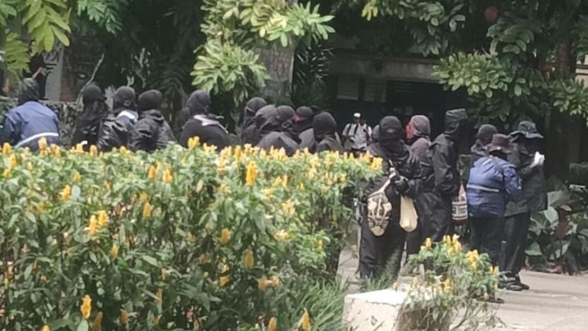 Encapuchados reunidos en la Universidad de Antioquia