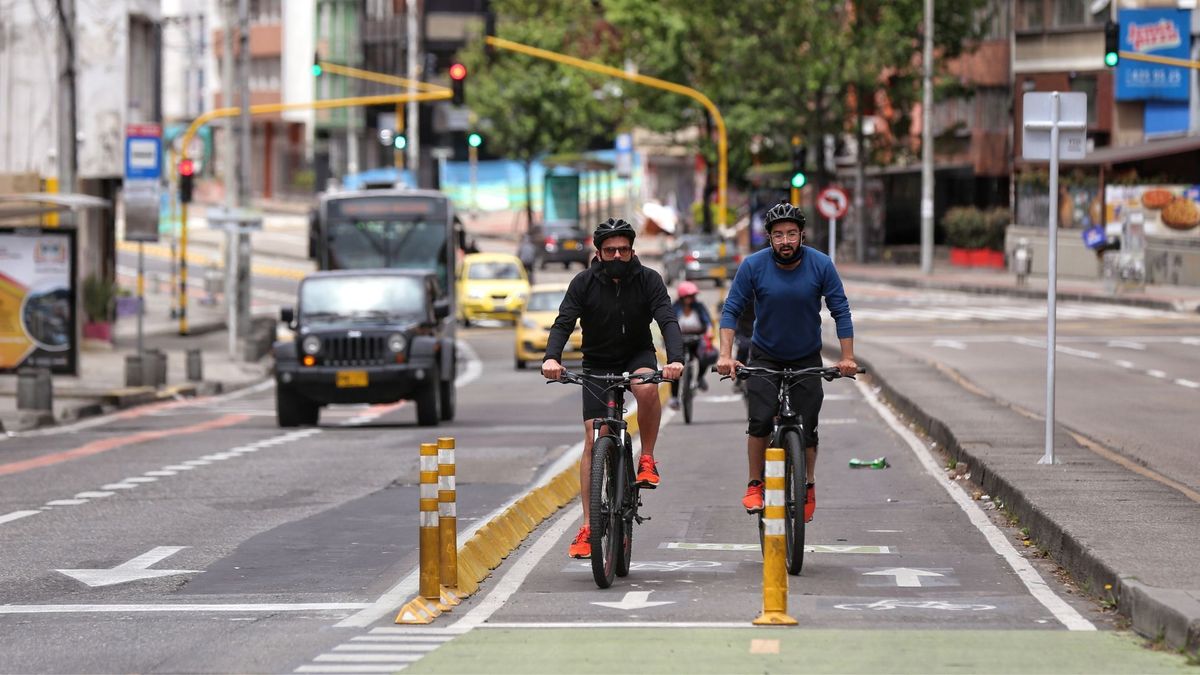 Dos personas manejando bicicleta por la cicloruta