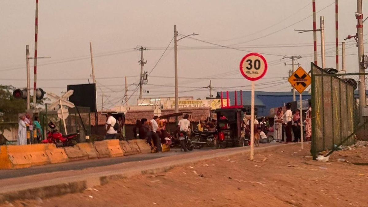 Bloqueo en la línea férrea en Uribia.