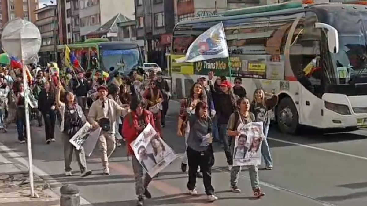Manifestantes movilizándose por la carrera séptima