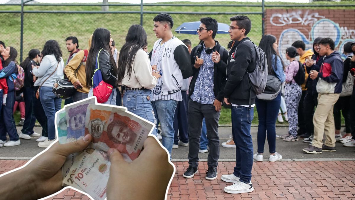 Jóvenes haciendo fila y billetes colombianos