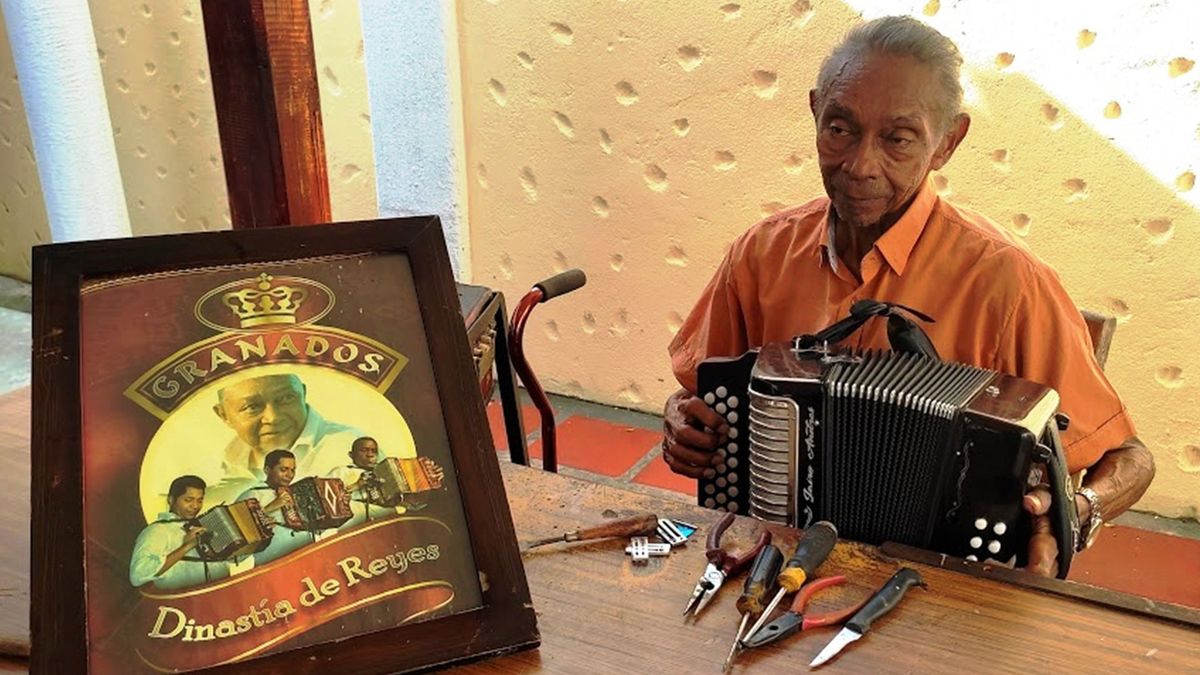 Ovidio Granados en su taller de reparación de acordeones