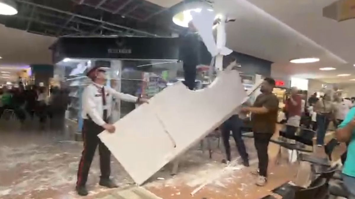 Pedazo de techo que se cayó en Unicentro de Medellín