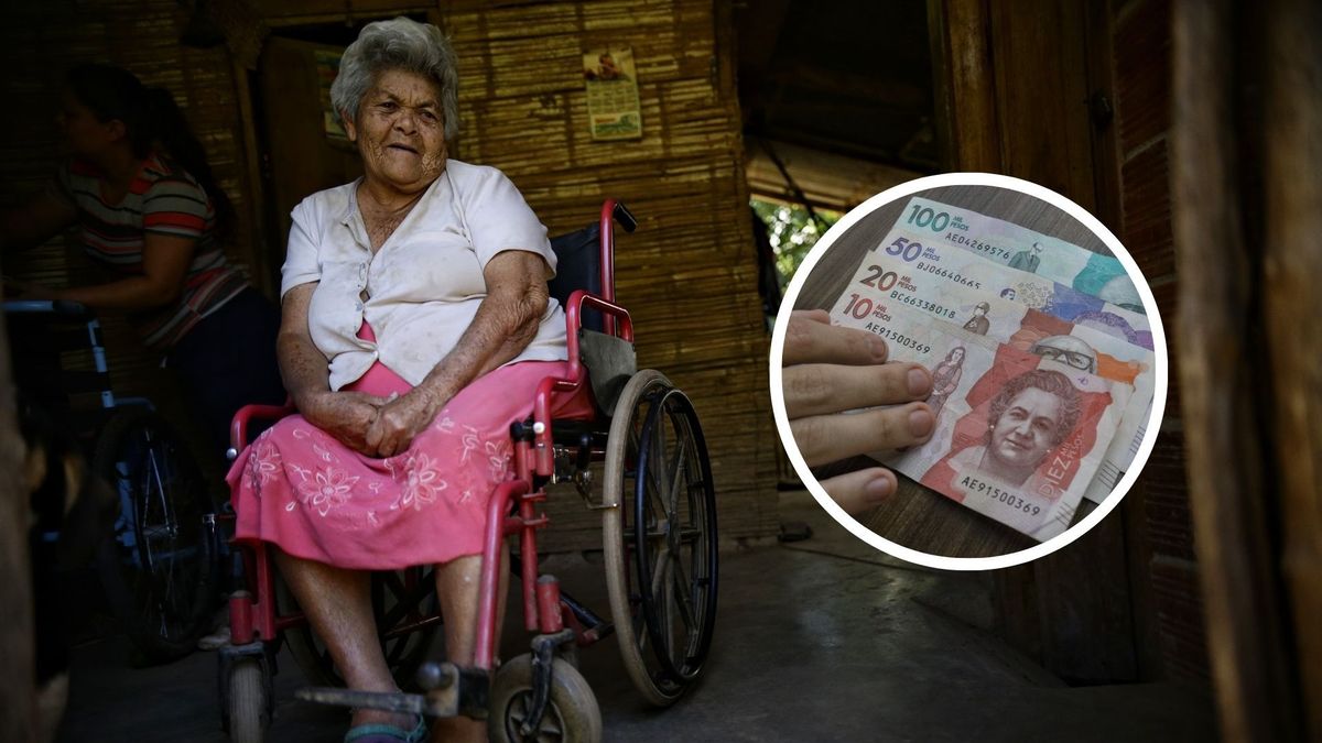 Adulta mayor en silla de ruedas y billetes colombianos