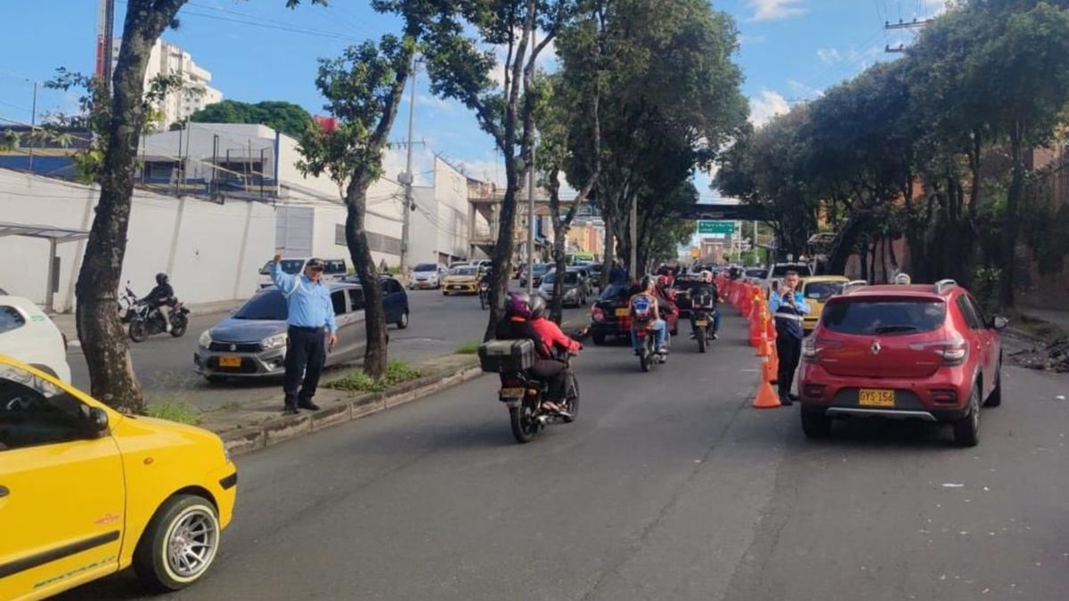 Vehículos transitando por las calles de Bucaramanga