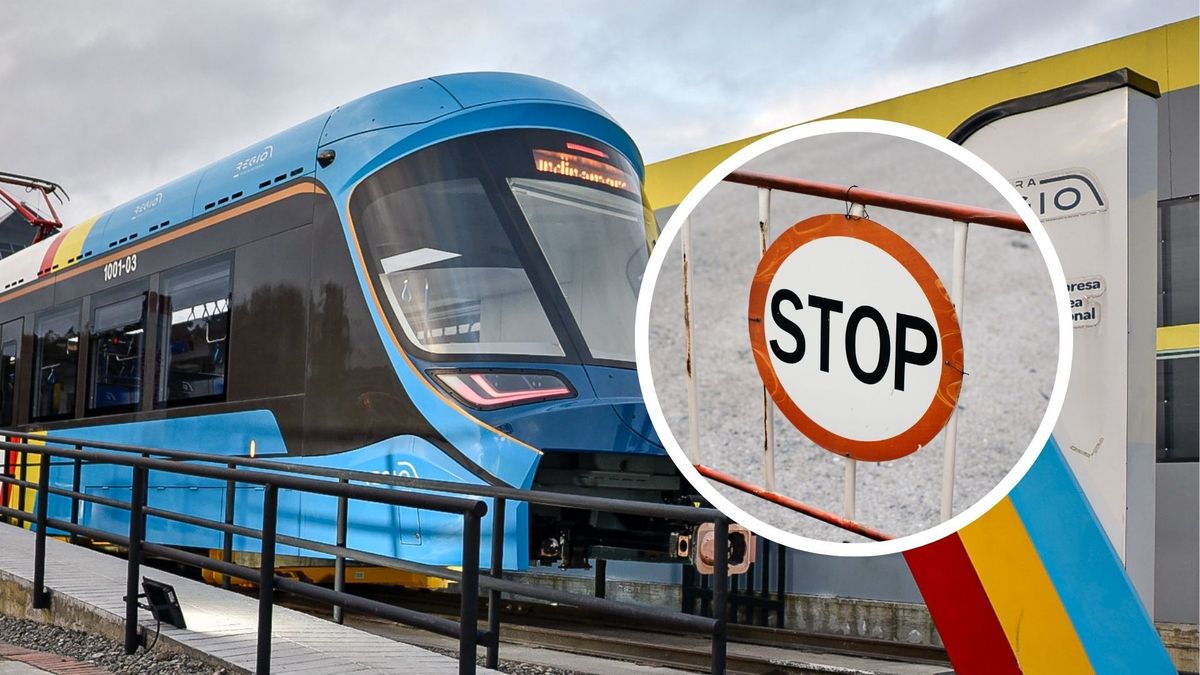 Tren del RegioTram y señal de cierre vial.