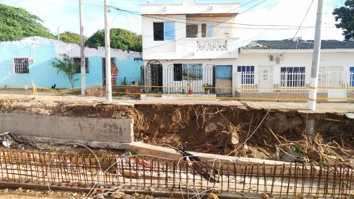 Temor entre habitantes del barrio San Salvador por colapso de cimientos en obras de canalización tras las lluvias, lo que tendría en riesgo sus viviendas