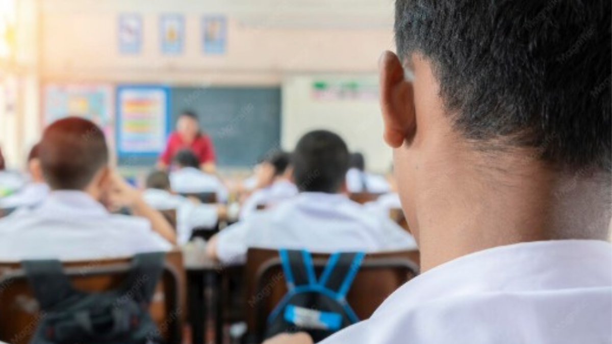 docente estaría adoctrinando a estudiantes con ideologías de izquierda