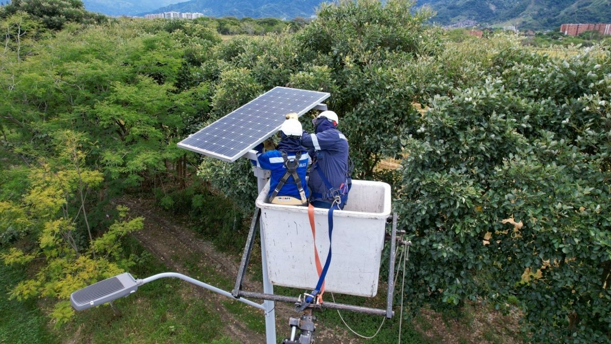 Ibagué cambia luminarias solares en ciclorruta al aeropuerto