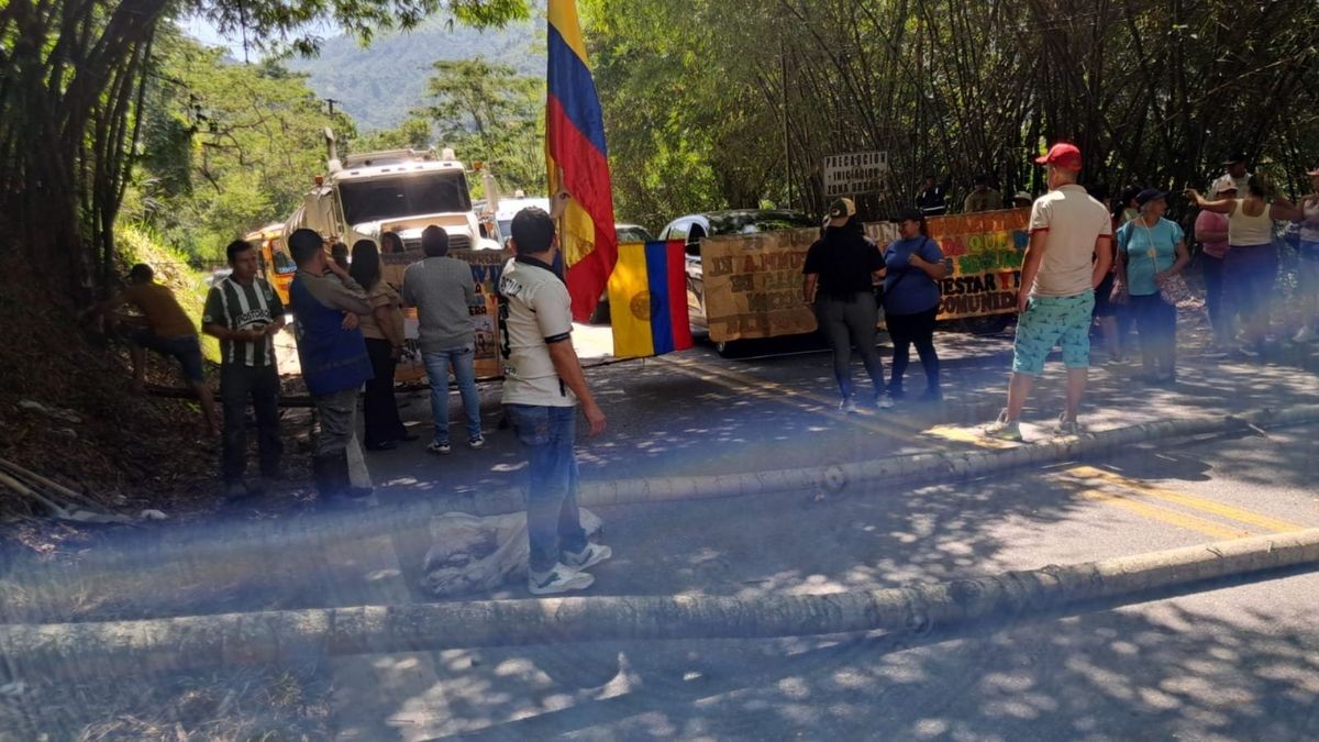 Bloqueo en la vía Bucaramanga - San Alberto