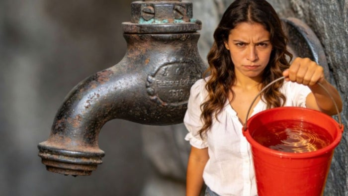 Llave sin agua - mujer molesta con un balde con agua